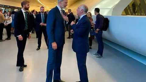 Felipe VI, durante la visita del puente de Zaha Hadid el pasado mes de septiembre