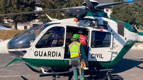 El helic&oacute;ptero de la Guardia Civil sali&oacute; al rescate tras recibir el aviso de avalancha