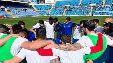 Arenga de los jugadores del Teruel en el Rico P&eacute;rez 