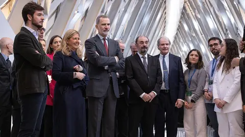 Rey Felipe atento a las explicaciones 