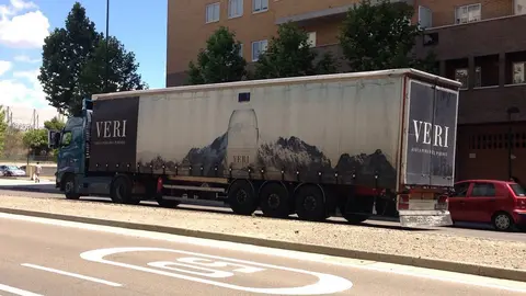 Un cami&oacute;n en carretera