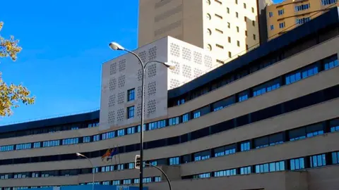 La mujer de 70 a&ntilde;os ingresada en la UCI del Hospital Cl&iacute;nico de Zaragoza permanece estable tras el incendio en la residencia Domus Vi Zalfonada.
