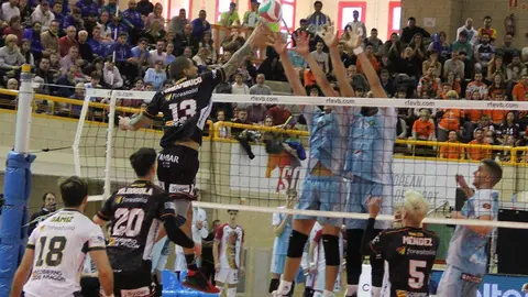 Un jugador del Teruel remata ante el bloque m&uacute;ltiple de los sorianos