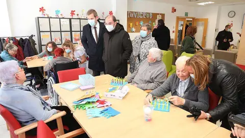 El presidente del Gobierno de Arag&oacute;n, Javier Lamb&aacute;n, y el alcalde de Alca&ntilde;iz, Ignacio Urquizu, han participado en la colocaci&oacute;n de la primera piedra de la nueva residencia de Alca&ntilde;iz y han visitado el centro de d&iacute;a de la localidad