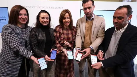 Fern&aacute;ndez, Rouco, Chueca, Rodrigo y Maga&ntilde;a con la aplicaci&oacute;n Zaragoza Conecta