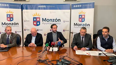 Foto de los encargados de presentar las jornadas en el Ayuntamiento de Monz&oacute;n