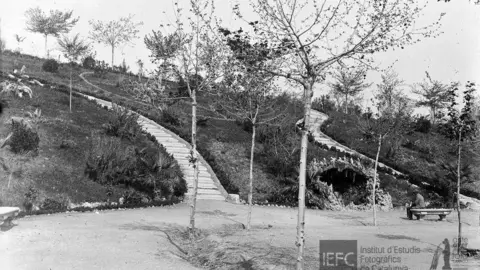 Aspecto del Jard&iacute;n de Invierno, construido en el lugar que ocup&oacute; una vieja gravera. Ca. 1918. Fototipia Thomas. Fondos del Institut d&acute;Estudis Fotogr&agrave;fics de Catalunya