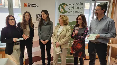 Mar&iacute;a Victoria Broto con algunos de los miembros de la Asociaci&oacute;n Cel&iacute;aca Aragonesa