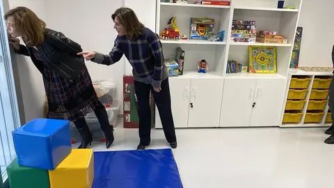 Natalia Chueca y Carolina Andreu visitan la ludoteca dentro de las zonas comunes del edificio de Las Fuentes