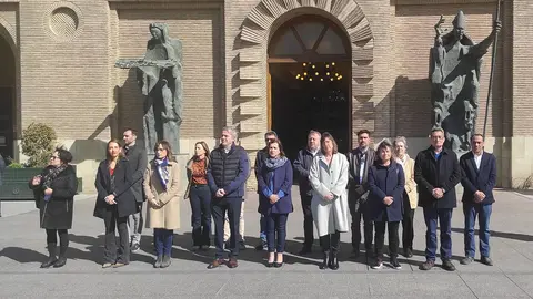 equipo municipal minuto de silencio en la plaza del Pilar