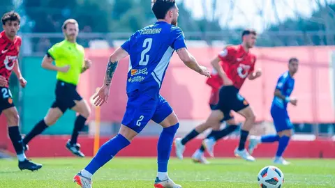 Carmona conduce el bal&oacute;n ante el Mallorca B