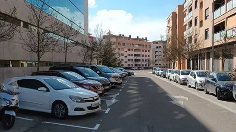 Ya se han pintado en el entorno de la avenida Pirineos 220 nuevas plazas de aparcamiento