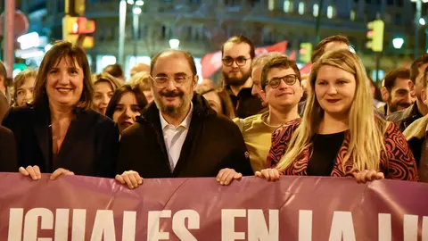 La candidata a la Alcald&iacute;a de Zaragoza, Lola Ranera, y Javier Lamb&aacute;n, han liderado al PSOE en la manifestaci&oacute;n del 8-M | FOTO: PSOE