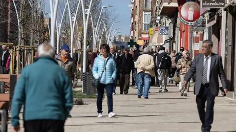 Vecinos caminando por las nuevas aceras de Avenida Navarra 