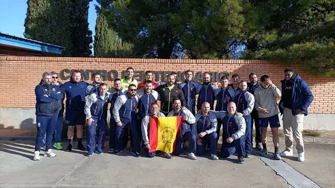 Los miembros del F&eacute;nix y del Ej&eacute;rcito en la puerta de la c&aacute;rcel
