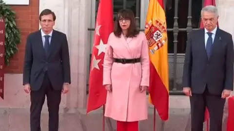 Eulogio Paz posa junto a autoridades en el acto de homenaje de la Comunidad de Madrid