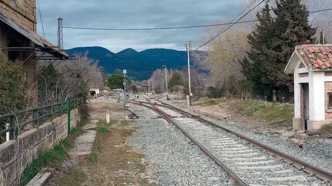 Entre Plasencia del Monte y Ayerbe, Adif ha renovado 20,7 kil&oacute;metros de v&iacute;a en la que se ha mejorado el trazado con la introducci&oacute;n de curvas de transici&oacute;n