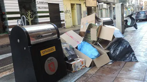 Basura acumulada en la calle