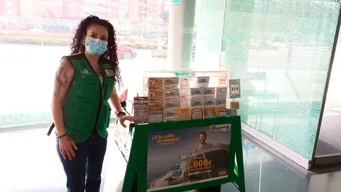 Caridad L&oacute;pez Rubio ha repartido el premio desde su punto de venta, ubicado en el Centro de Especialidades Inocencio Jim&eacute;nez