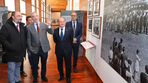 El presidente Lamb&aacute;n ha estado en la inauguraci&oacute;n de la muestra "Viajeros y fot&oacute;grafos" | Foto: Luis Correas/DGA