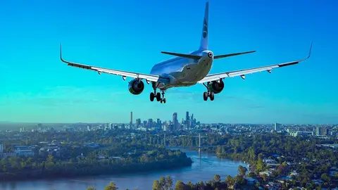 avi&oacute;n sobrevuela una ciudad