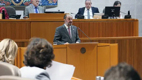 Lamb&aacute;n ha querido aprovechar sus &uacute;ltimos minutos en el hemiciclo para lanzar unos mensajes de despedida a Guill&eacute;n, Aliaga, Beamonte o P&eacute;rez Calvo
