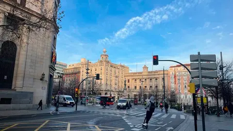 Gente por la Plaza Espa&ntilde;a de Zaragoza en una ma&ntilde;ana soleada