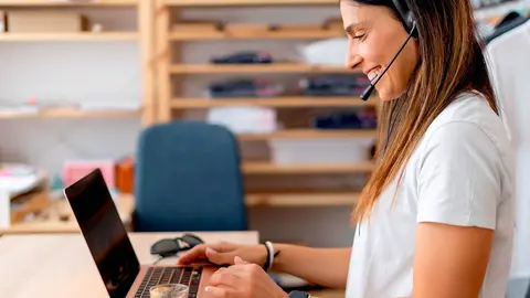 Una mujer teletrabajando