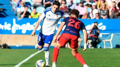 Fran G&aacute;mez intenta pasar un bal&oacute;n sobre Juanma