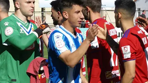 Los jugadores del Espanyol B y del Teruel se saludan antes del partido