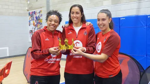 Oma, Gimeno y Gonz&aacute;lez posan con una corona