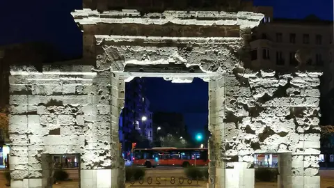Puerta del Carmen con la nueva iluminaci&oacute;n de noche 