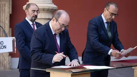 Iceta en la firma del protocolo