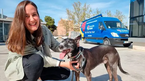 La periodista Vanesa Aso con un perro