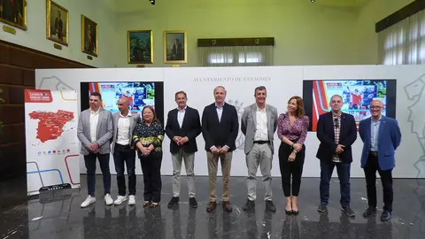 Foto de familia en el Ayuntamiento con el alcalde, Jorge Azc&oacute;n