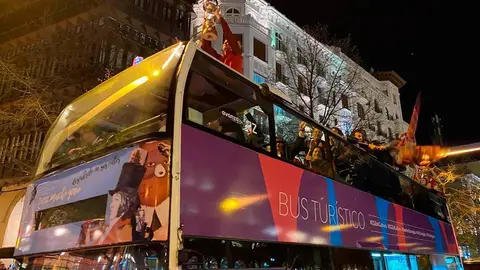 Llegada del autob&uacute;s tur&iacute;stico a la plaza de Espa&ntilde;a con las jugadoras ofreciendo el t&iacute;tulo