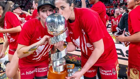 Las jugadoras besan el t&iacute;tulo de Copa de la Reina