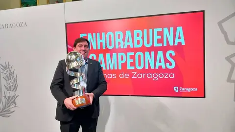 Reynaldo Benito posa con la Copa de la Reina 