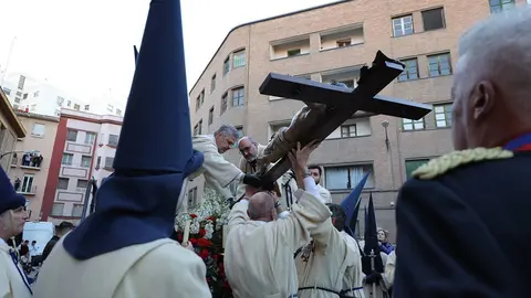 Entrega del Cristo del Refugio a la Cofrad&iacute;a de la Piedad 