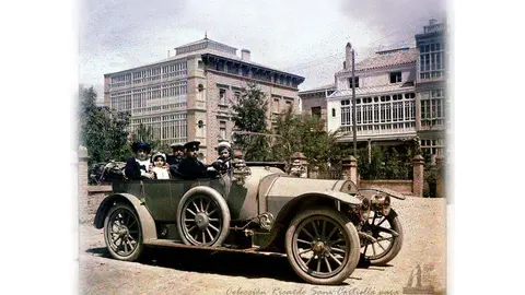Villa Florida, hotelito propiedad del inspector m&eacute;dico militar, Juan Chicoy Ferrer, situado en las inmediaciones del paseo de Sagasta, entre la entonces avenida Central, actual Zumalac&aacute;rregui, y la calle de Gil de Jasa. Su hija, Concha, posa junto a su marido, Federico de Castro; sus dos hijos, &Aacute;gueda y Federico, y el chofer. Tras estos, las traseras de los deslumbrantes hoteles de los Escoriaza-Averly, el del comandante de caballer&iacute;a, Blas Alix; el del catedr&aacute;tico Pedro Marcola&iacute;n, y el de Carmen Espa&ntilde;ol, viuda de Lizabe. Autocromo. Juan Chicoy Arreceigor. 1913. Colecci&oacute;n Ricardo Sanz Cortiella