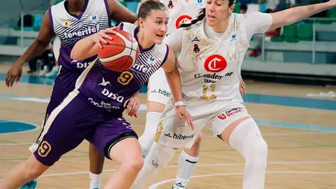 Vega defiende una entrada a canasta de una jugadora de Tenerife