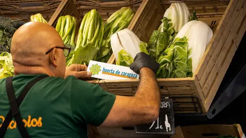 Imagen de un frutero colocando el producto