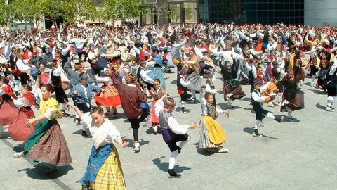 Personas bailando jota