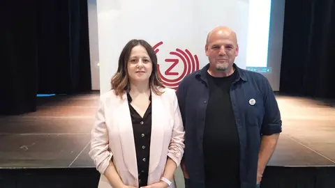 La candidata, Elena Tom&aacute;s, y su n&uacute;mero dos, Suso Dom&iacute;nguez, han liderado la puesta en escena en el Centro C&iacute;vico Estaci&oacute;n del Norte