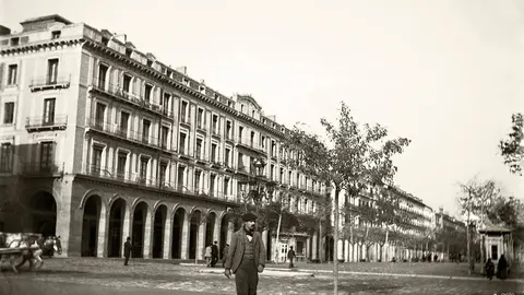 Aspecto del edificio en cuyos bajos, tras los porches, se encontraba el Gran Caf&eacute; Ambos Mundos. Ca. 1898. Juan Rafael Alday. Kutxateka-Fondo Alday
