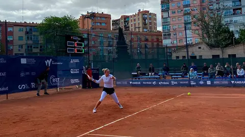 Martincova prepara un golpe de derecha en la pista de tierra batida
