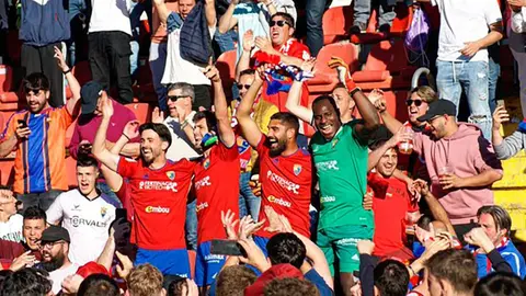 Los jugadores del Teruel celebran la victoria contra el Mestalla en la grada