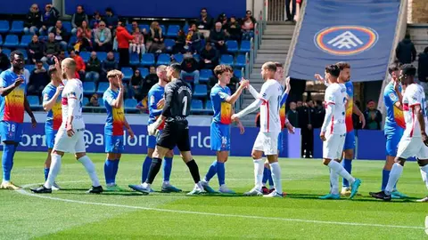 Los jugadores de Andorra y Huesca se chocan las manos antes del partido