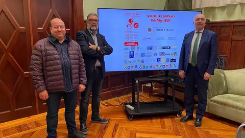 De izquierda a derecha: Santos Navarro, presidente de la Comarca de Cinco Villas; Felipe D&iacute;az, representante del Club Deportivo Val D Onsella y Jos&eacute; Antonio Artigas, director de Fundaci&oacute;n Caja Rural Arag&oacute;n, en la presentaci&oacute;n de la prueba zaragozana.