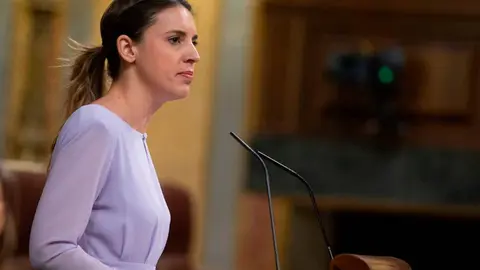 La ministra de Irene Montero, durante su intervenci&oacute;n en el Pleno 